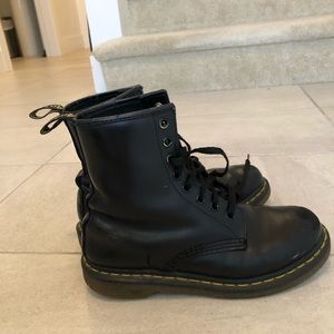 Black classic doc martens size 7